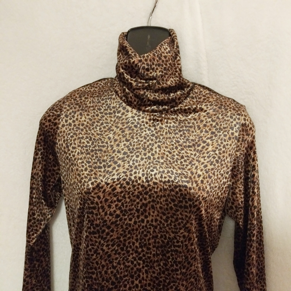 Snoskins Animal Print Turtleneck Size Small
